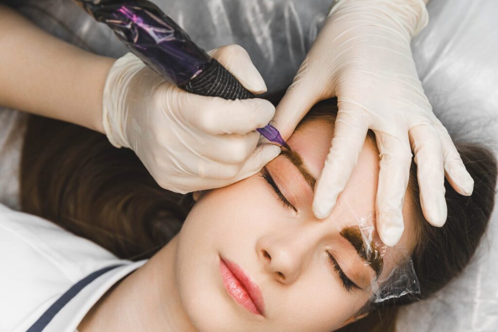 Powder Brows in Graz: Augenbrauen werden mit feiner Nadel pigmentiert